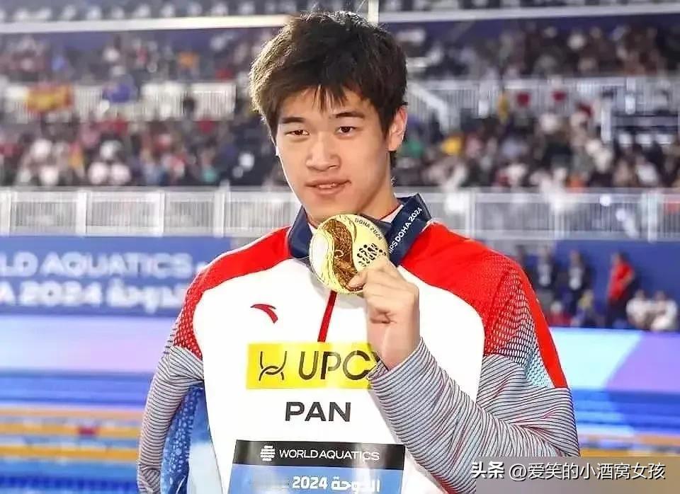 潘展乐说：“那天游完4x100，我跟（澳大利亚）查尔莫斯（本场第二）打招呼，根本