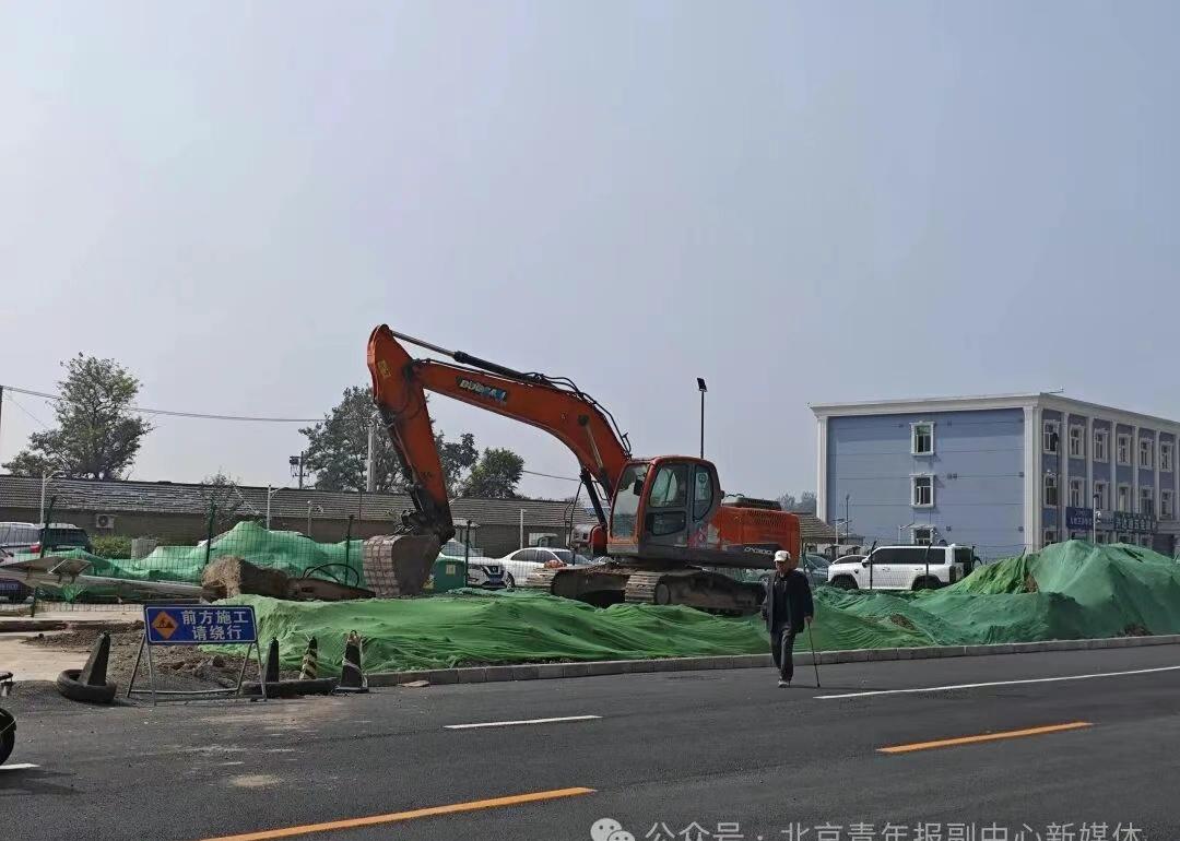 近日通州梨园镇京洲南街15年的“钉子户”拆除，京洲南街路向社会开放通行，解决了居