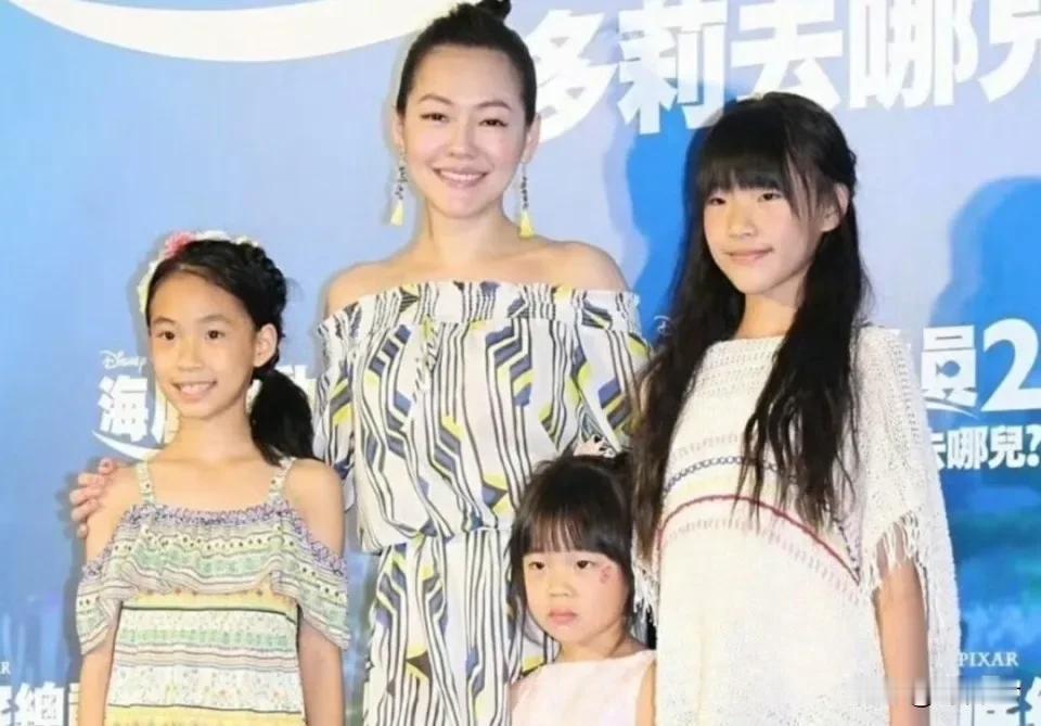 皮相相似，骨相一样，小S俩女儿同框太养眼，完美诠释啥是高级脸小S