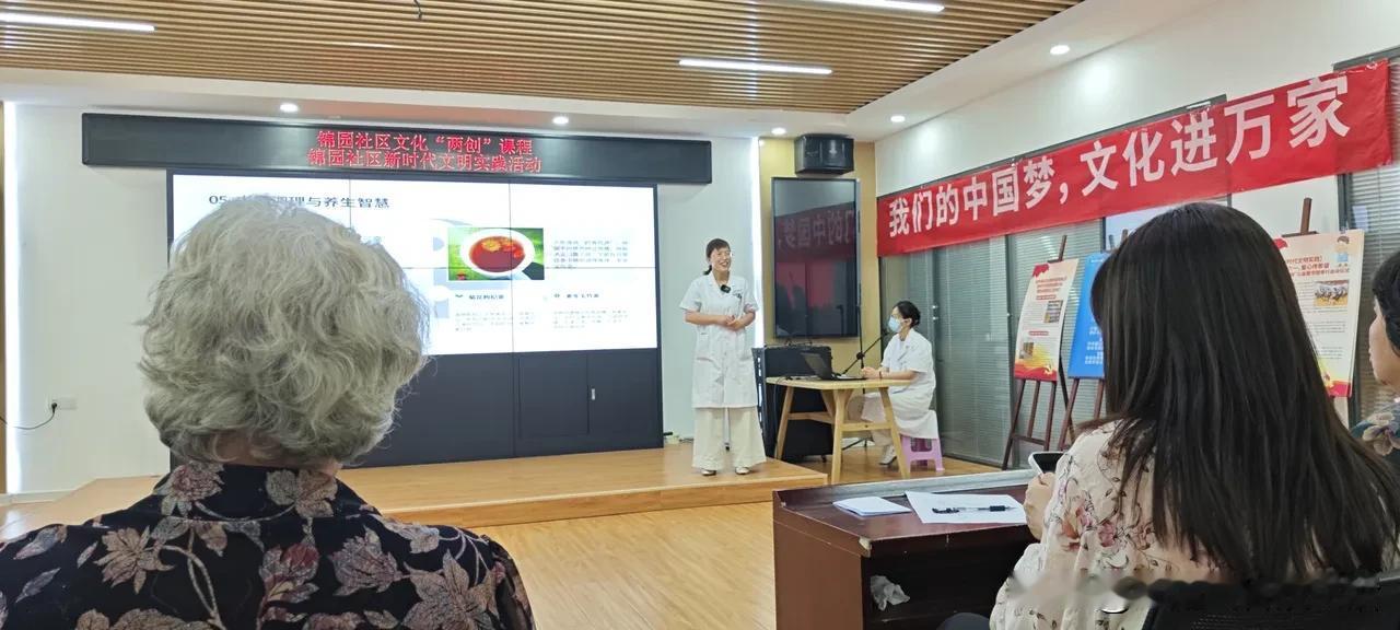 昨天去锦园社区练柔力球，遇上社区联合广电、医院开展免费义诊讲座，队友和街坊都凑过
