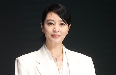 54岁影后金惠秀：买房如买菜，单身女王活得超带感！
家人们，韩国娱乐圈最近又搞出