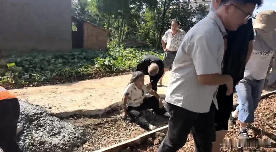 今天村里修路，一个八十多岁的老太太直接躺在路上，非得让施工队给她2000块钱，不