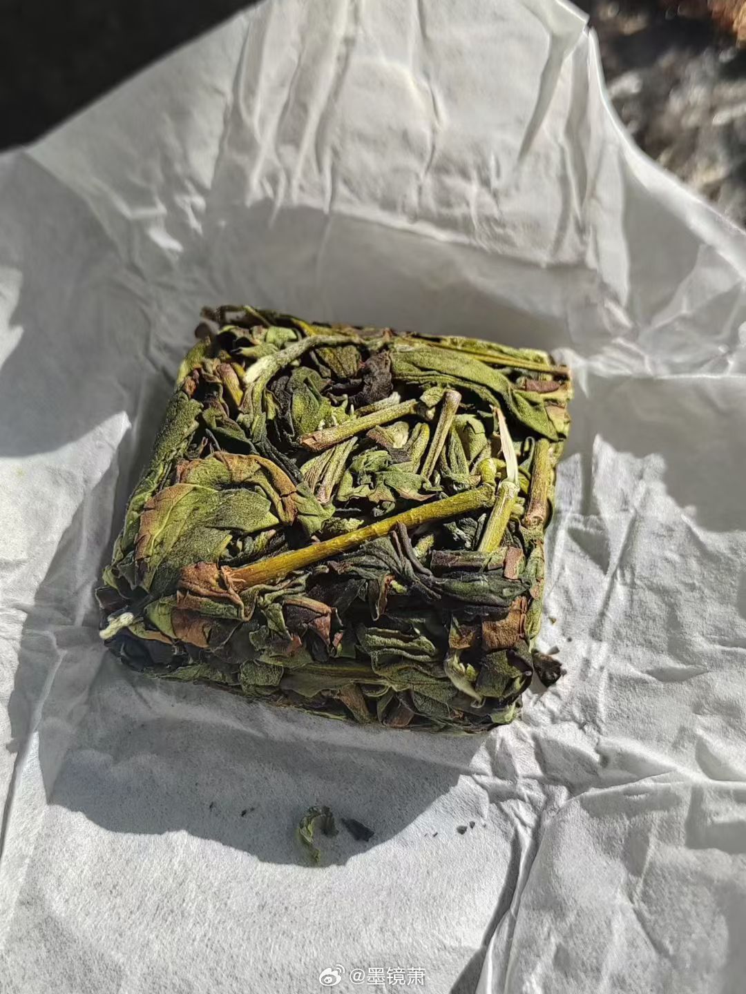 这泡漳平水仙，花香尤为出众，入口饱满醇厚，齿颊间留香持久。后段花香转为幽雅，兰香
