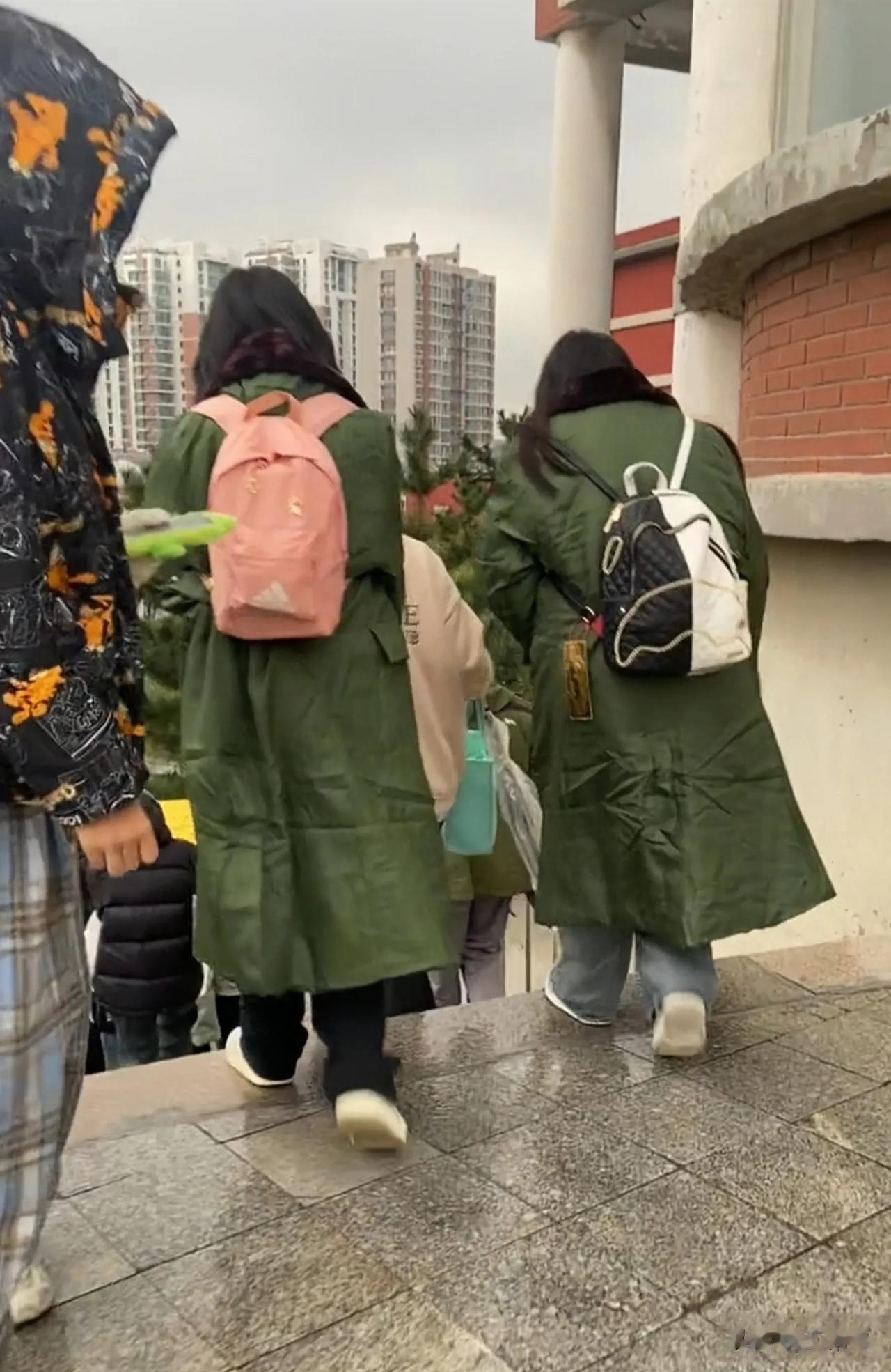 今年的冬天才刚刚露头，出人意料的是，传统军大衣居然杀疯了，东北学生组团穿军大衣的