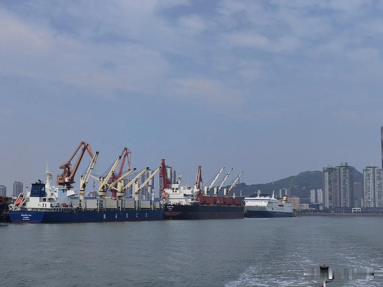 从海上看连云港，确实像个大城市。