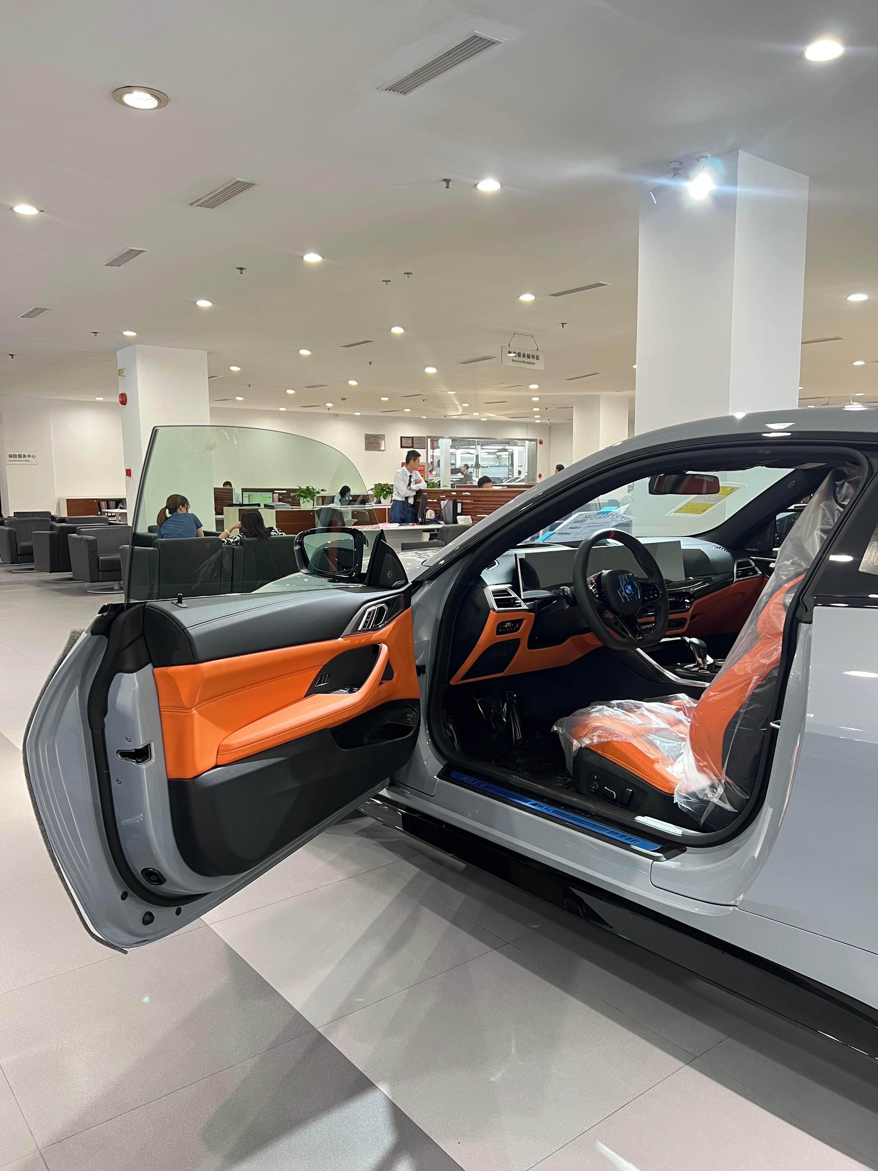 宝马M4 四驱 布鲁克林灰/卡拉米橙 指导价943900全款优惠19个点94.3