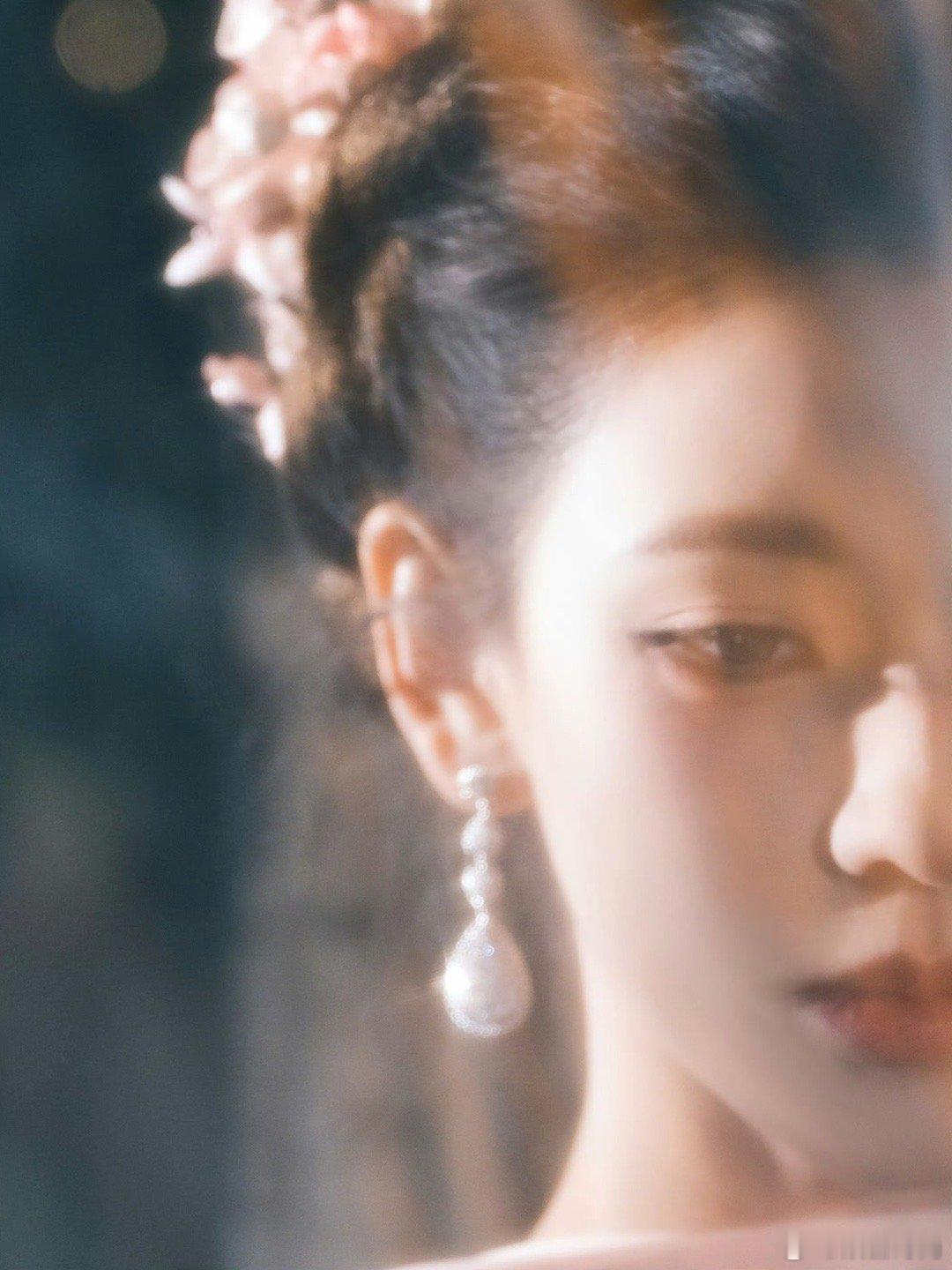 张予曦完全仙女来的 薄纱长裙缀满花朵，如晨露中的花瓣般清新。同色系盘发灵动飘逸，