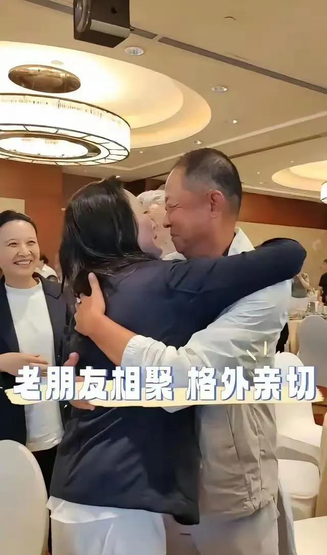 王志文和王姬激动相拥，60岁的他们虽然年华老去，但当年情依旧，上次合作还是北京人