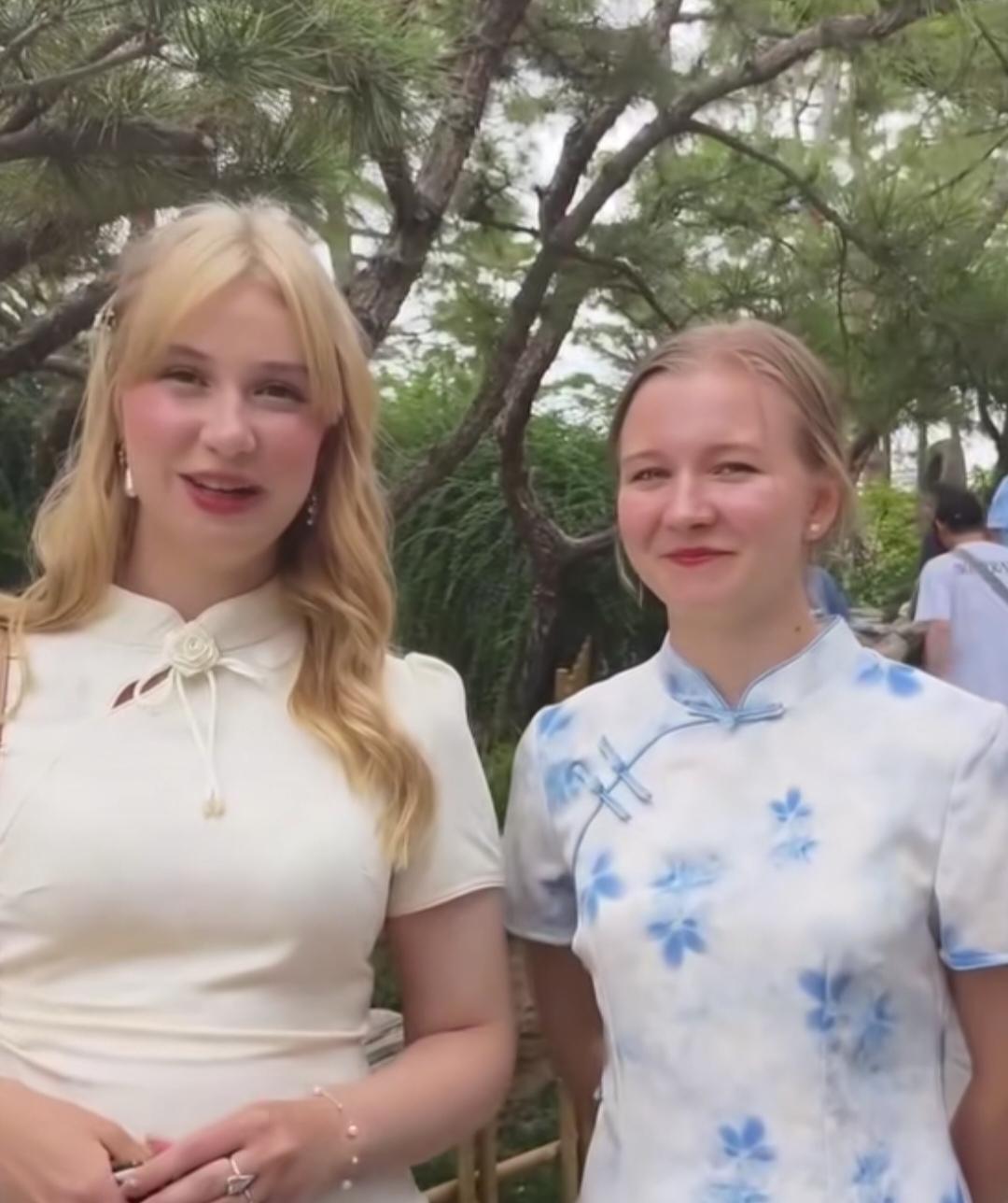 今年国庆节去黄山旅游，在山上跟两个外国佬聊了一下，这两个人非常健谈。我问她们两个