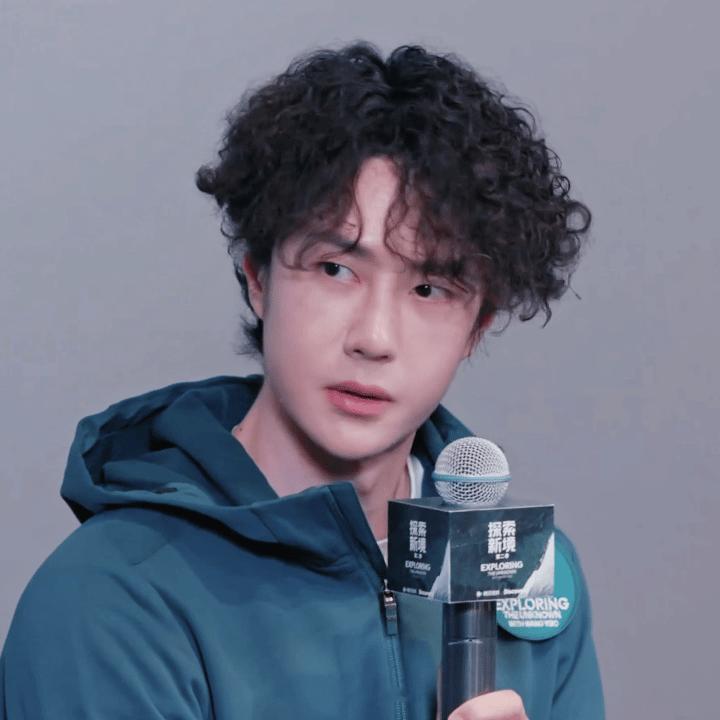 王一博，戴着小骨头🦴项链，舔嘴唇的卷毛修勾 