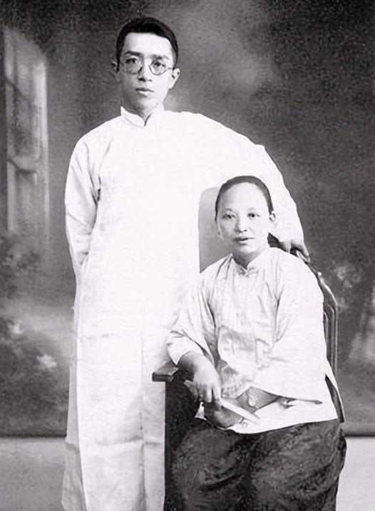 1917年，洞房花烛夜，26岁胡适紧张地坐在婚房里。新娘江冬秀主动开口：“傻坐着