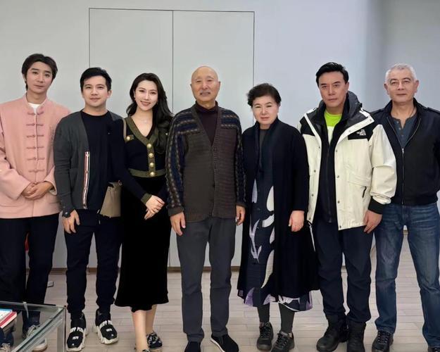 陈佩斯老师与亲朋好友同框：

我认出了两鬓染霜但依旧风度翩翩的老戏骨巫刚，C位胖