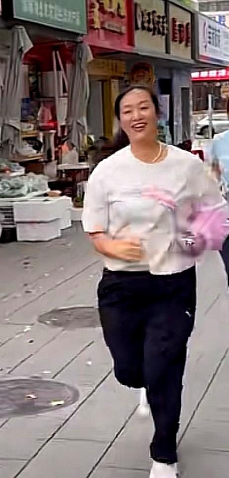 许健华团队全员换上安踏了！

寻亲成功后，许健华的事业是越做越顺。首场直播带货就