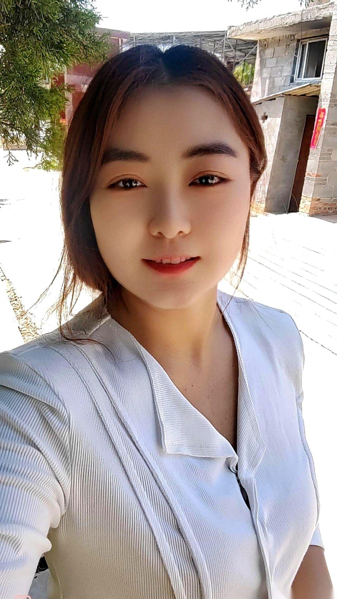 认识第15天，他就坐在了我家沙发上。
人没动，但那眼神像把尺子，一寸一寸地量着我