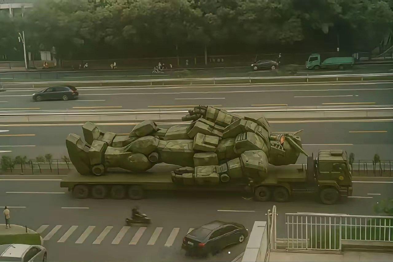 随着九月份迫近，军（盲）迷圈里所流传的P图画风也逐渐离谱了起来……[doge][