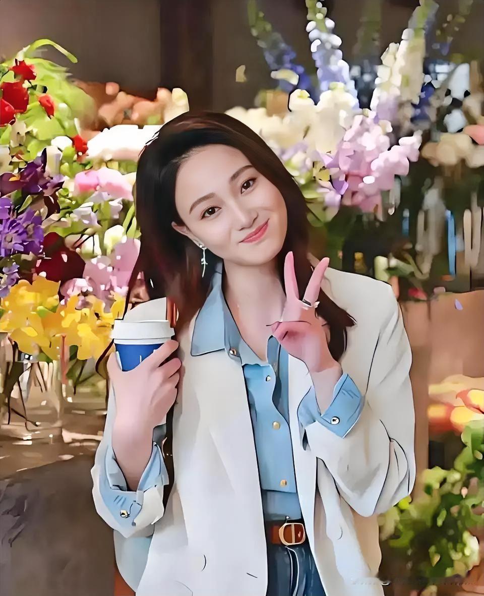 繁花簇拥绽霓裳，浅笑盈盈意自扬。

素白西装承雅韵，清蓝衬里蕴柔芳。

杯擎闲趣