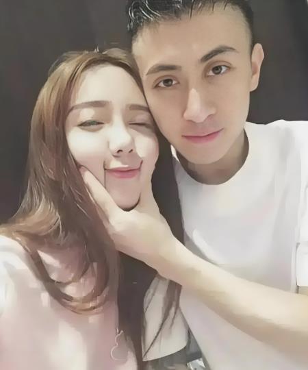韦雪说小儿子去秦奋家叫回家 “捞姐”韦雪直播要小儿子去爸爸秦奋家，小儿子回应那是