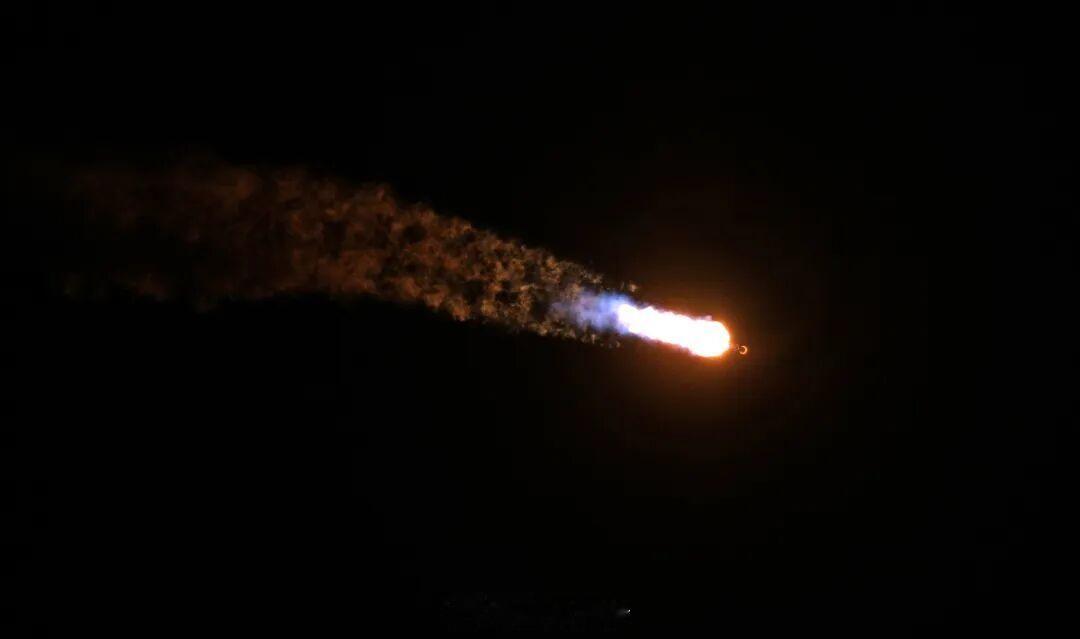 【SpaceX火箭残骸撞上月球了】一枚SpaceX猎鹰9火箭第二级残骸，于美国东