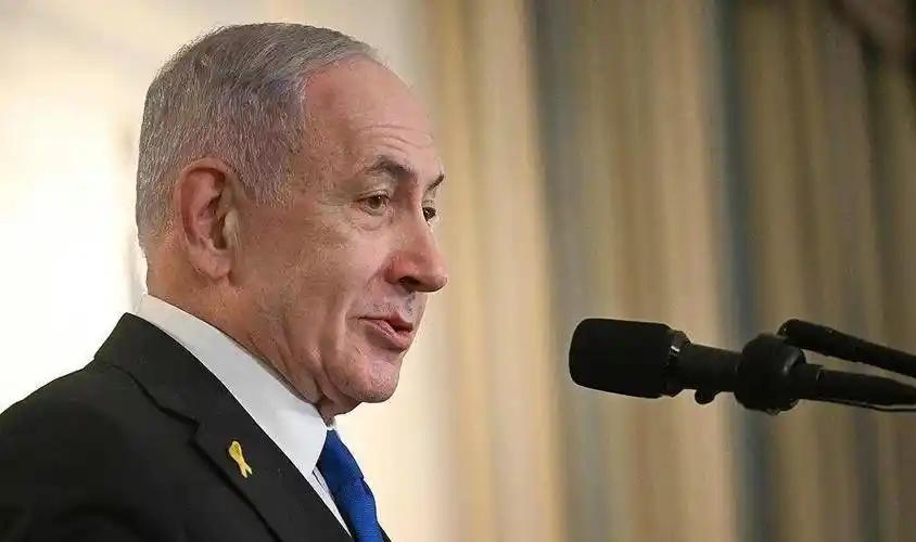 内塔尼亚胡引众怒，既想要被特赦，又不想退出政界，被超过一半的以色列人反对，要求必