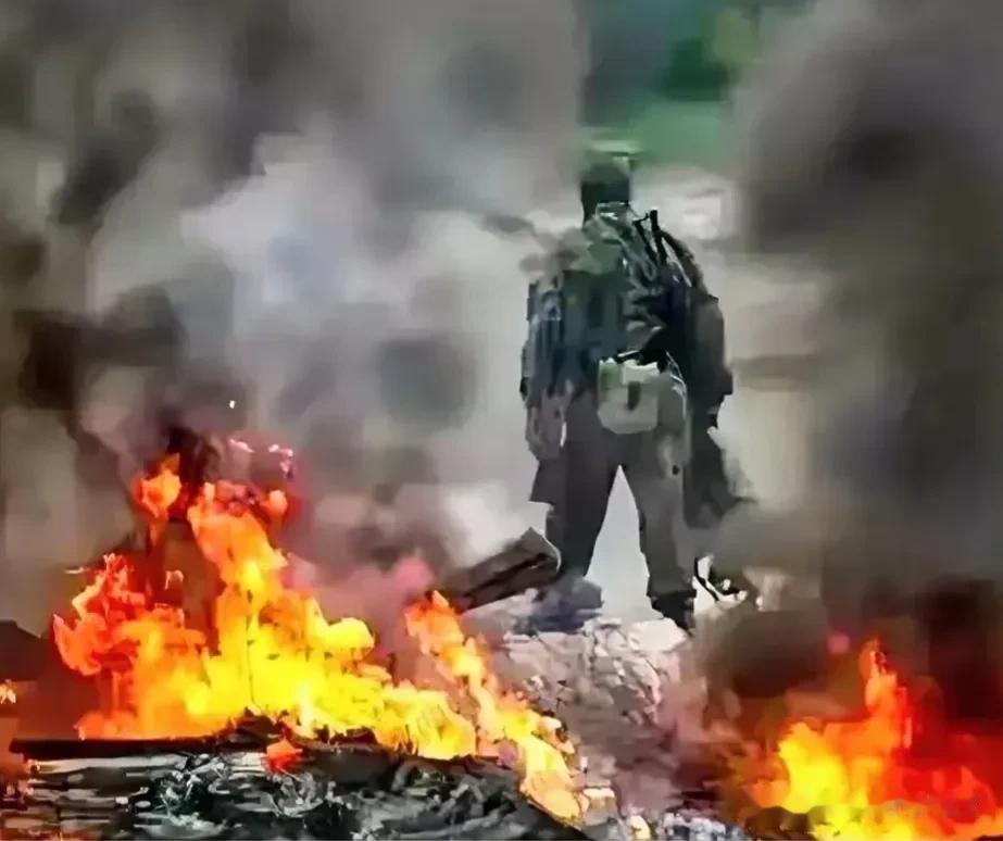 乌克兰游击队进攻基辅！！一机械旅弹药库被抢！！

乌克兰反政府武装坐不住了，几百