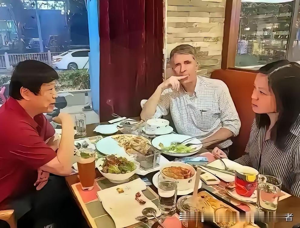 中国记者不能轻易与美国不明底细记者聚餐。尤其被“请走”的。这是底线。交往斯若可以