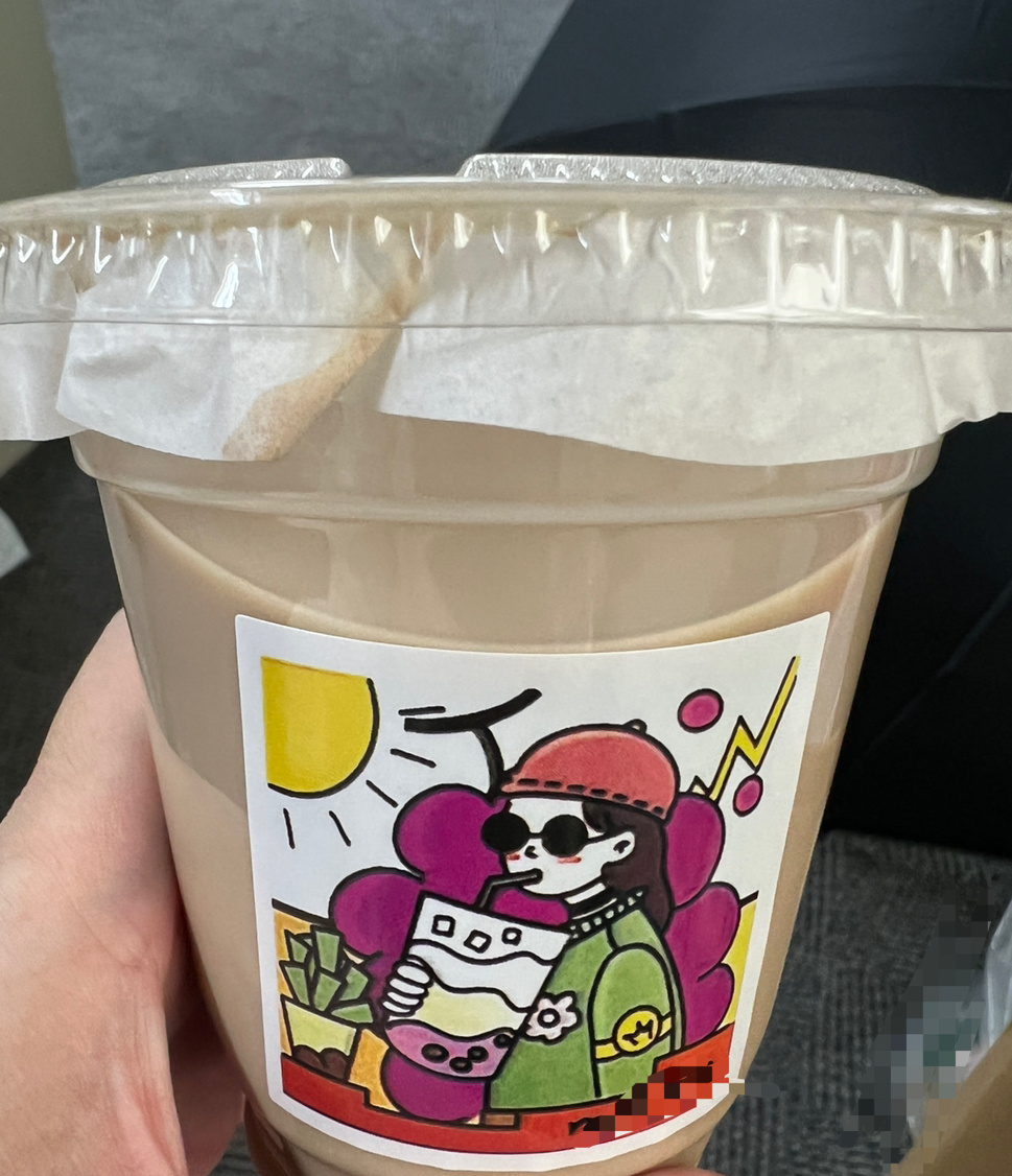 有个手巧又勤劳的小伙伴儿是多么幸福，今早收获一杯自制的生椰拿铁，比店里的还好喝呢