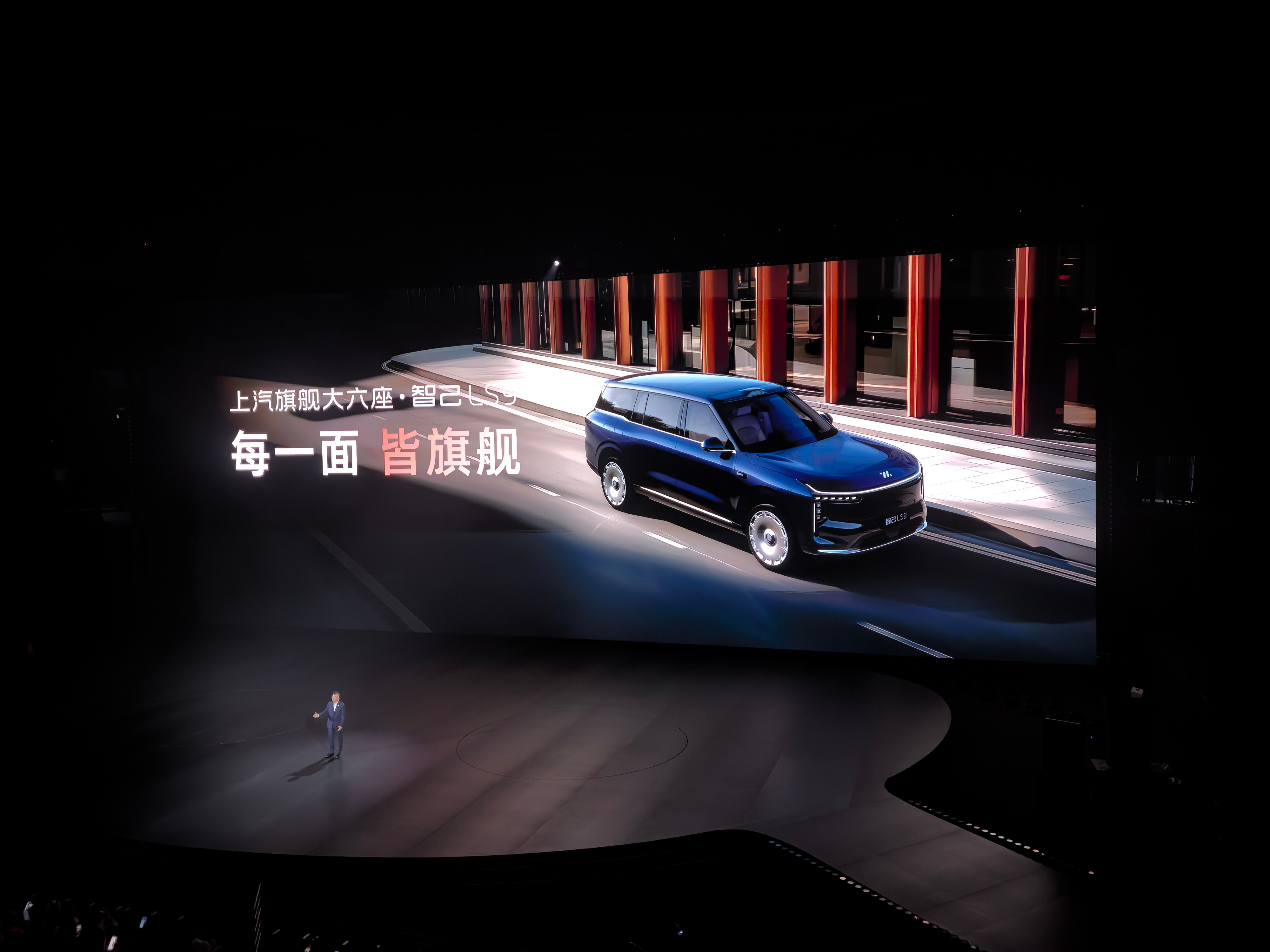 智己LS9的底盘非常强大啊！操控杠杠的，越野也很猛，转弯半径只有4.95米，太夸