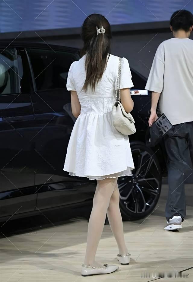 优雅车展穿搭指南，白色连衣裙搭配高跟鞋，尽显时尚魅力