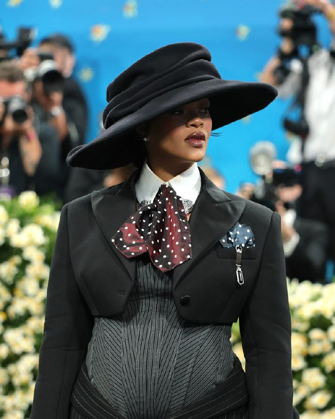 Rihanna官宣怀三胎 5月6日，蕾哈娜Rihanna挺孕肚亮相MetGala