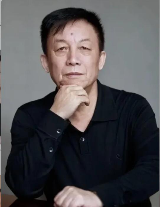 易中天说：“一定要记着，人老了以后，不会再有谁想跟你亲近了，因为你已经没有了利用
