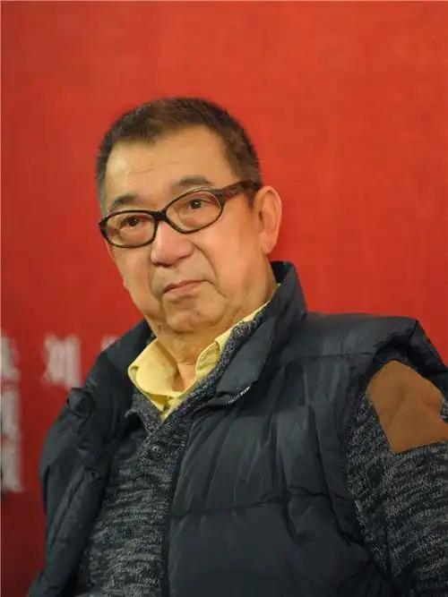 当年，郭宝昌拉着养母的手：“老娘，咱把房子捐了呗，我也能有个好前程。”养母嘴巴一