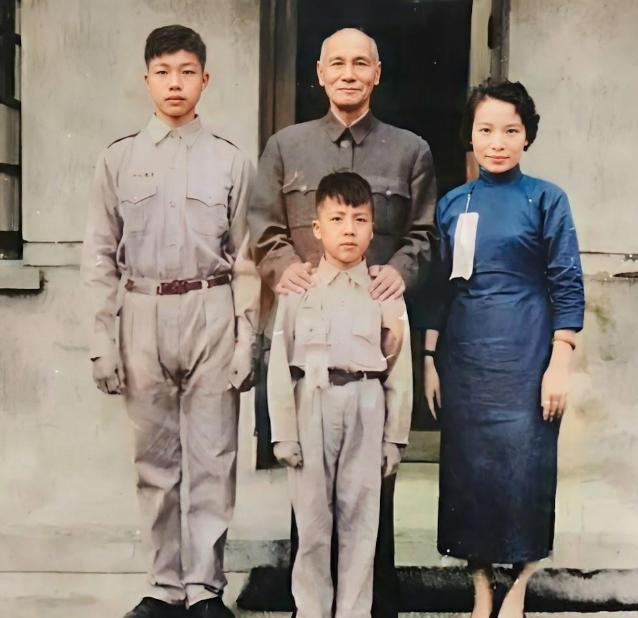 这是戴笠的儿媳郑锡英抵台后被蒋介石召见时留下的合影，这张照片被刊登在《中央日报》