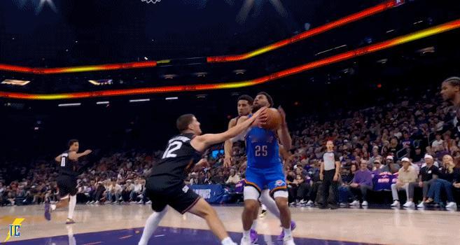 裁判给了雷霆球权，太阳选择挑战，经过回看后裁判判定挑战成功，改判太阳球权！雷霆v