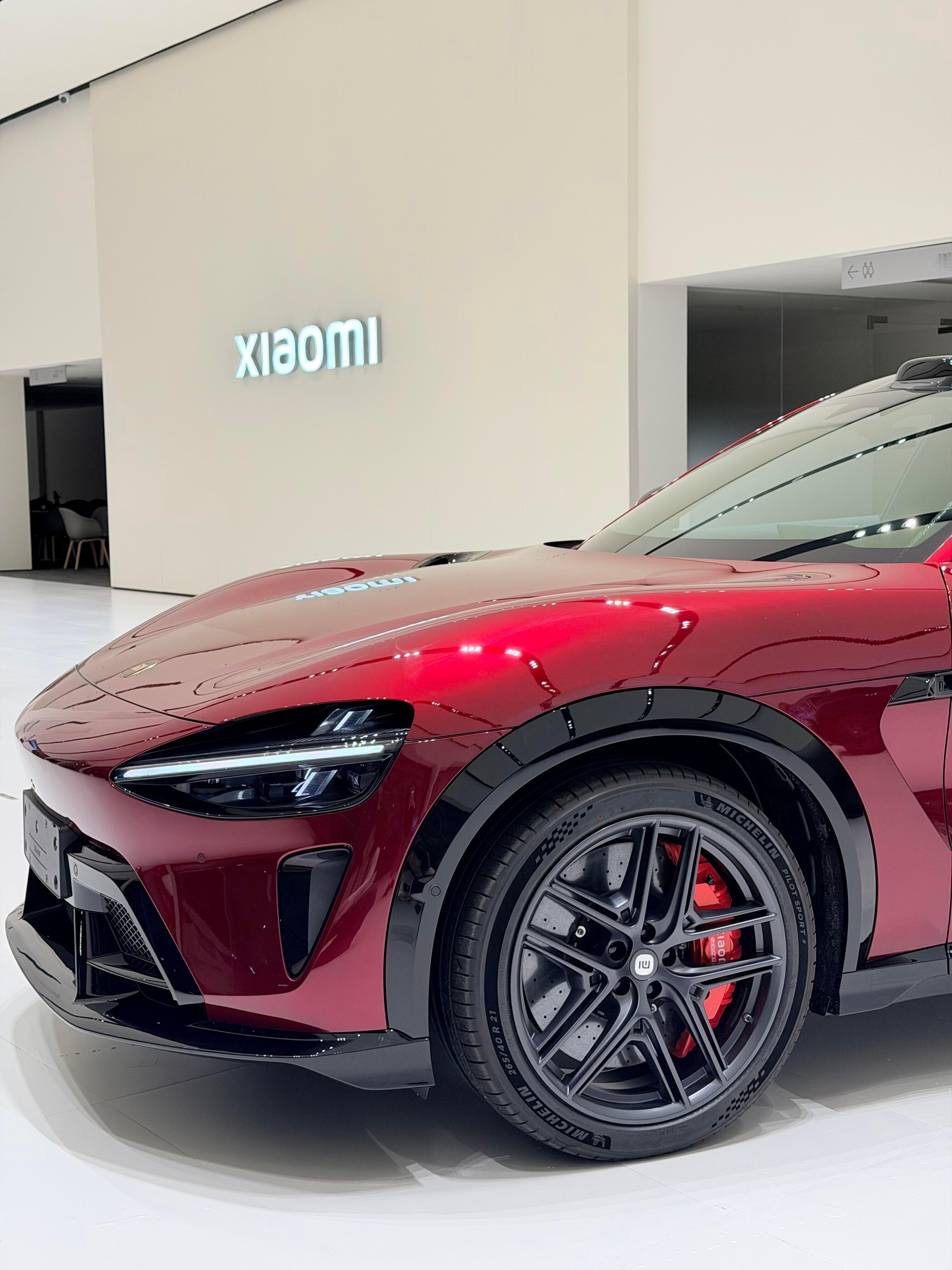 小米YU7 GT 车厘子红，实车已陆续到店。 