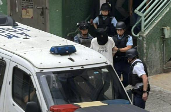 离谱！香港男子持锤+假枪抢银行，抢3.6万骑单车逃跑，1.5小时就被抓！
 
光