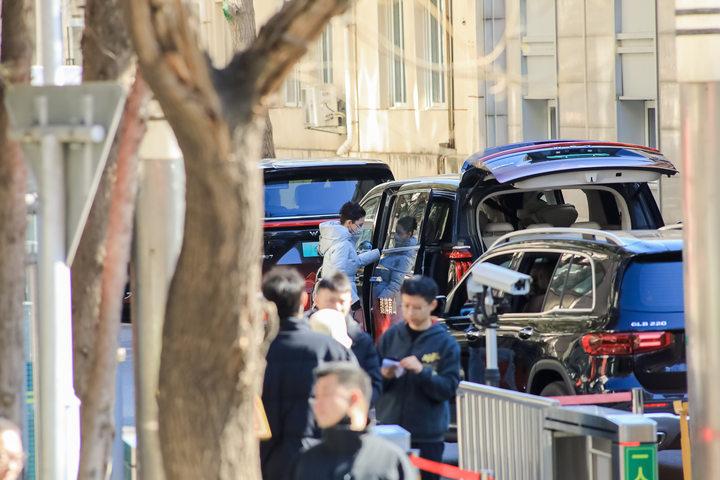 2025年最热门的车型为什么能成为春晚指定用车？这背后有三个硬核理由。第一，魏牌
