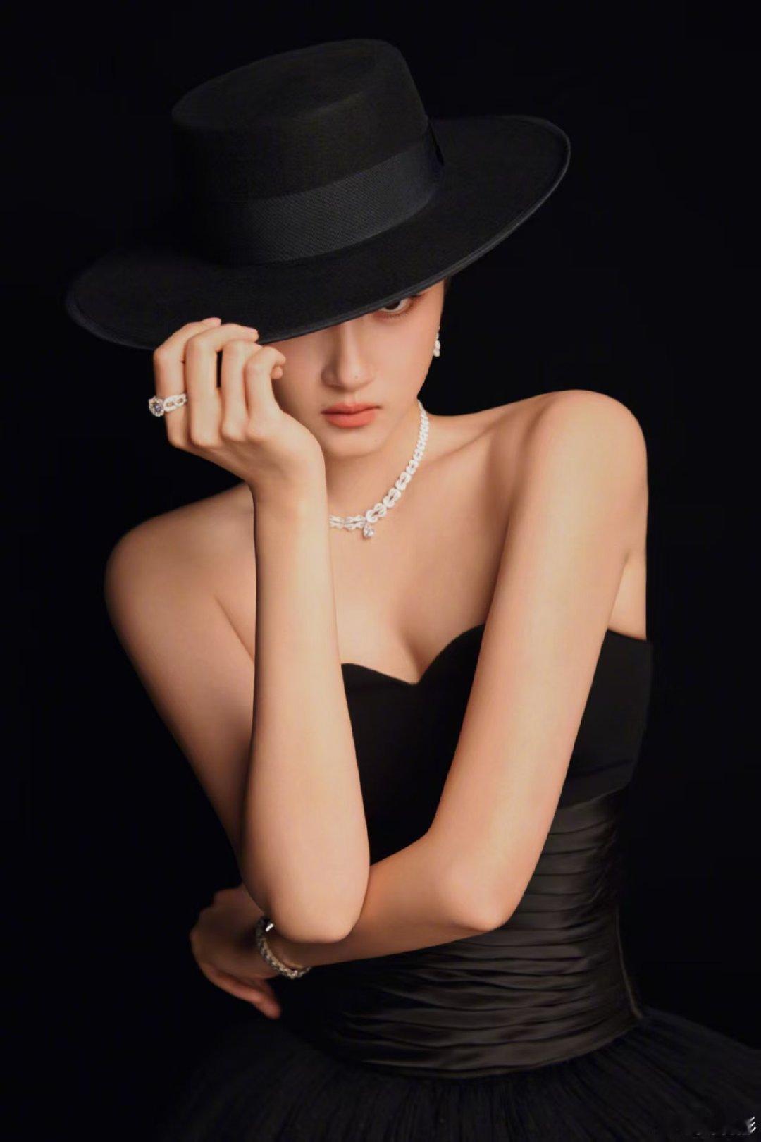 关晓彤抹胸礼服关晓彤黑色抹胸礼服关晓彤黑色抹胸礼服 