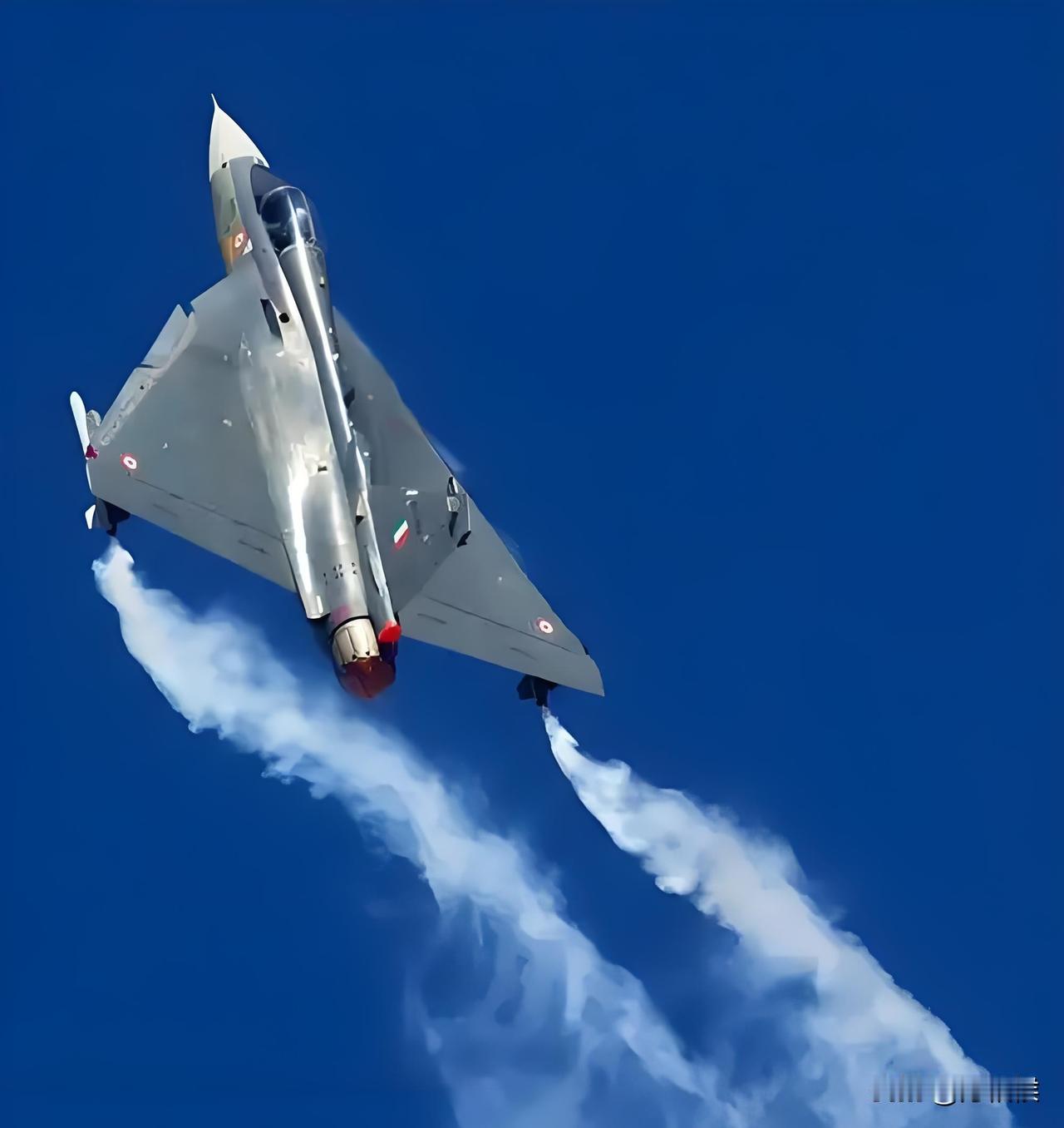 迪拜航展上，印度光辉战机在世界媒体面前，毫不掩饰的随机坠毁，延续印度斯坦航空公司