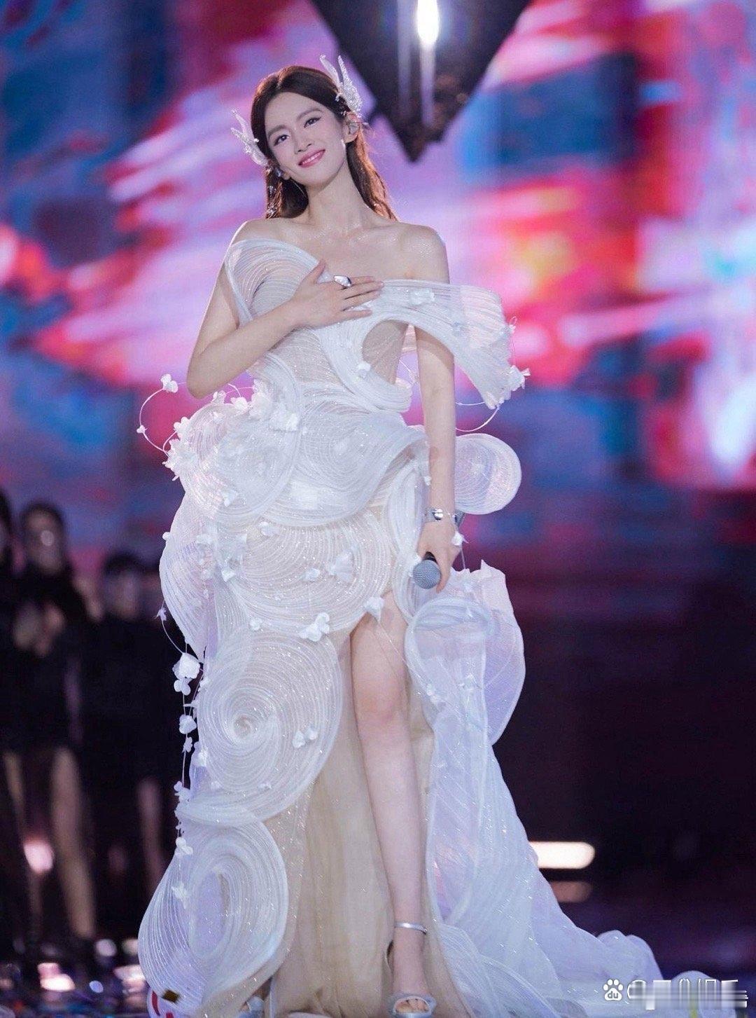 陈昊宇不愧是《浪姐》总冠军，这身衣服也太像精灵了，笑起来真好看。 ​​​
