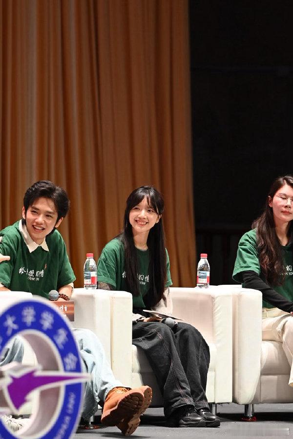阿嬷的情书路演衣服居然有新寓意阿嬷的情书电影 全员同款绿衫奔走各地路演，既凝聚剧