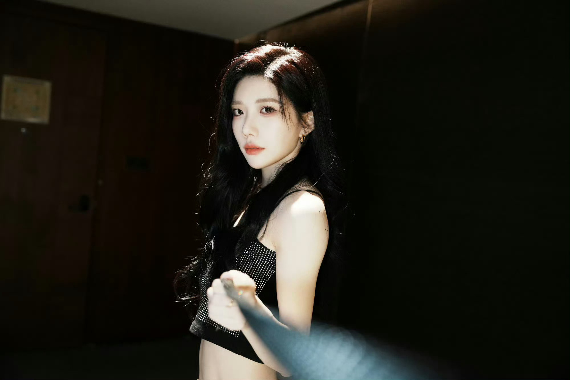 沈梦瑶最新营业送达！黑色吊带露腰杀暴击，姐姐又A又飒，帅到我心巴上了！ ​​​