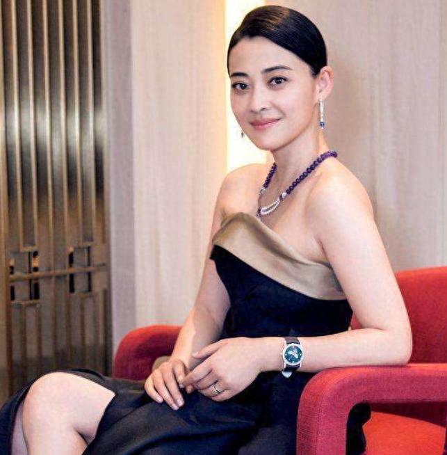 梅婷，这位从南京军区大院走出来的女星，人生堪称爽文女主。早年舞蹈天赋让她早早成名