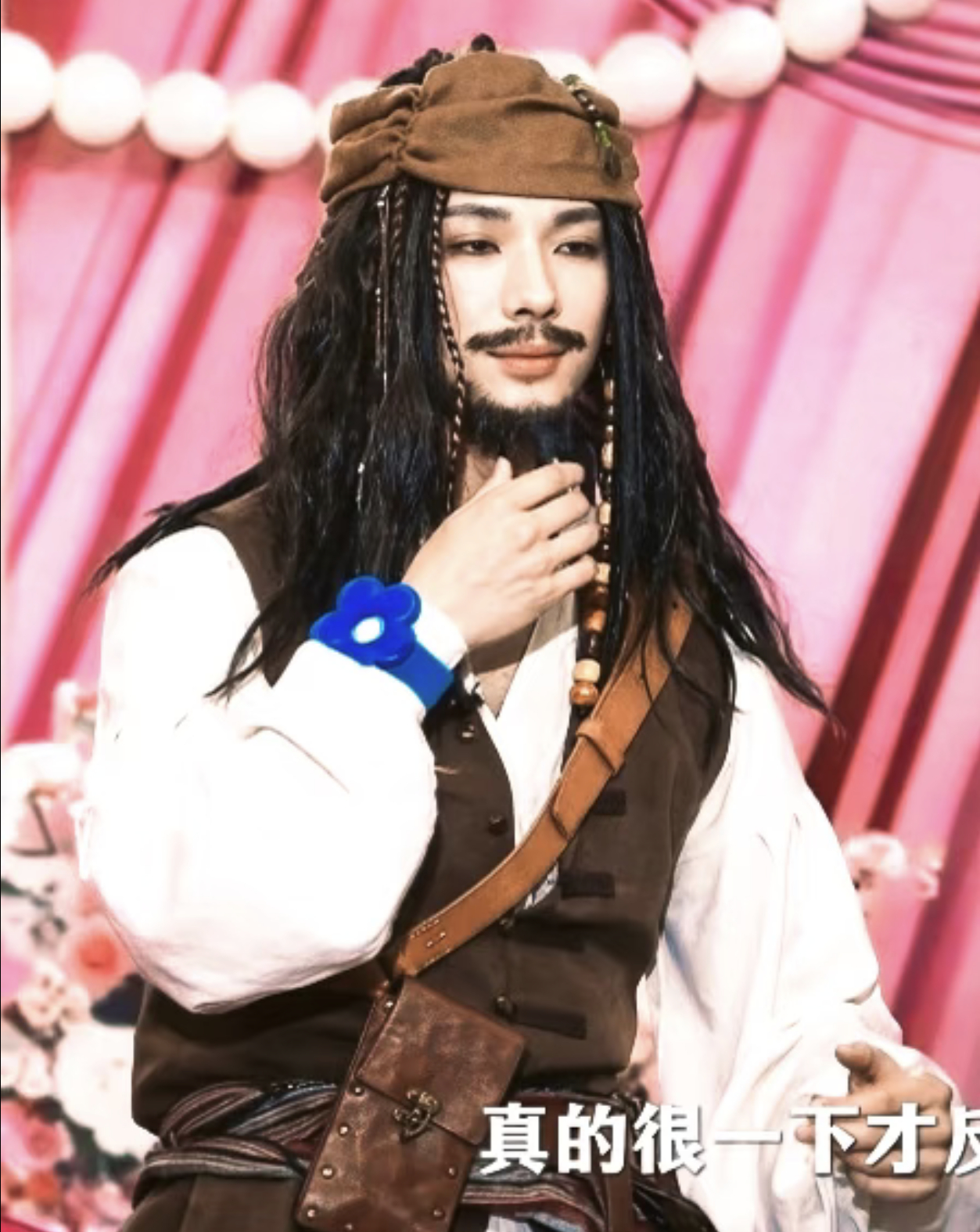 颜安cos加勒比海盗杰克船长你好星期六颜安这次杰克船长造型还原度直接拉满，标志性