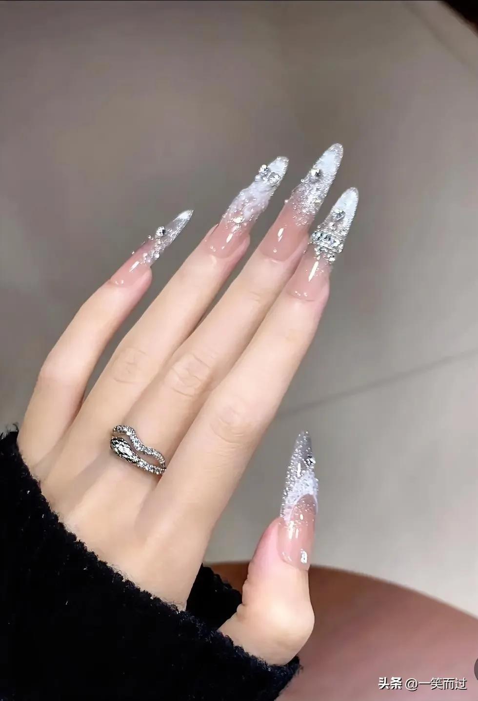 女孩爱美没毛病，啥家务活都不干才是毛病。
朋友的儿子刚结婚三个月就离婚了，问其原