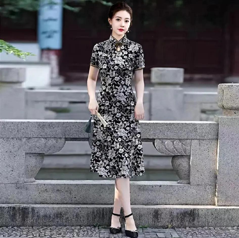 夏天要做一个有韵味的女人
还得是旗袍呀，穿旗袍的女人
不管穿的是改良旗袍还是传统