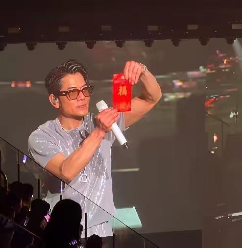 方媛生了两个女儿后应该去做试管，再生个儿子就完美了。这大爷说的对，争钱就是给男孩