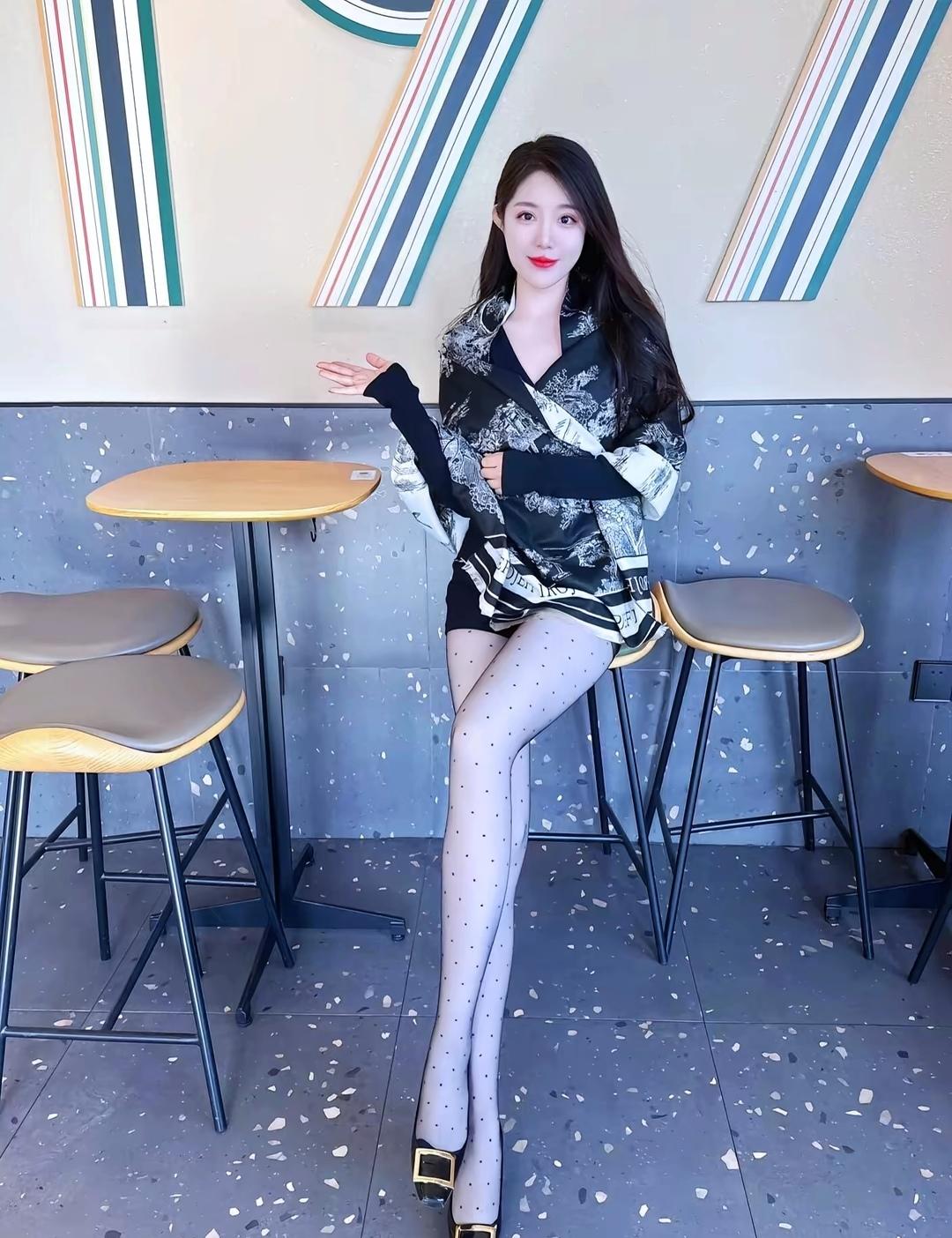 黑白印花连衣裙搭配黑色高跟鞋，优雅气质满满！