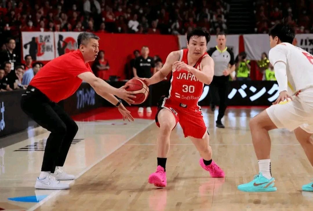 老叔抢断+1，小日子场上8个人，我们加1个也很合理吧。中国男篮vs日本男篮中国男
