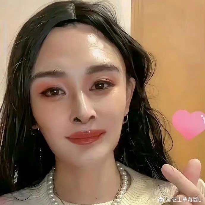 博主仿杨幂妆容，单看妆面有点翻车，但仔细瞅居然莫名有几分相似！仿妆的精髓有时候真