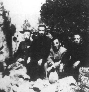 新中国成立后，华东野战军著名三虎与粟裕司令罕见合影，这几位传奇人物究竟是谁？
1